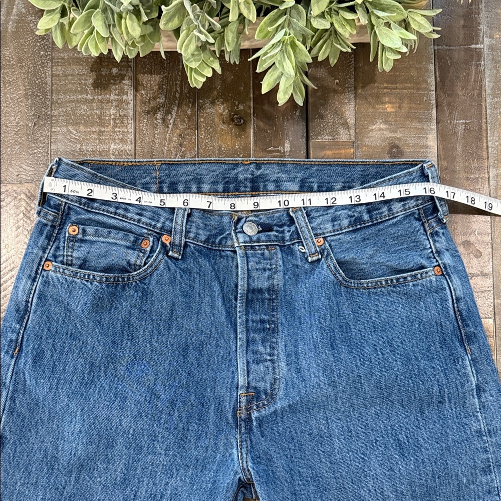 Levi's Men's 501 Original 100% Cotton Hemmed Jean Shorts W33 Medium Wash - Picture 7 of 11